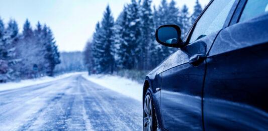 samochód na oblodzonej drodze