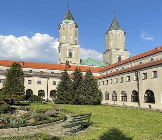 “Nie żyje ksiądz, napastnik przebił mu płuca”. Wstrząsająca relacja po ataku nożownika w Jarosławiu