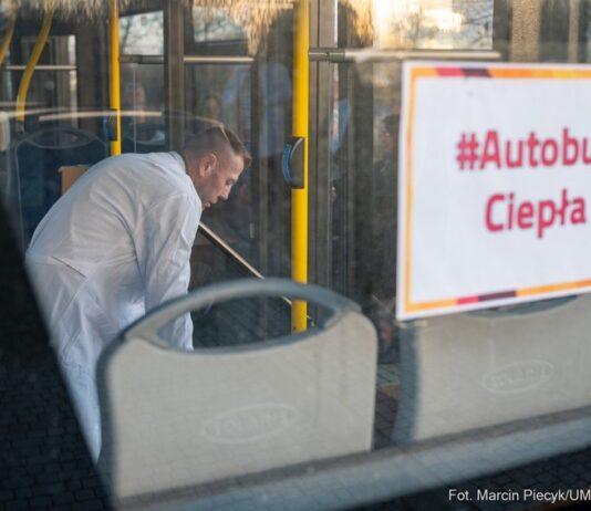 Autobus wspiera potrzebujących. Gorące posiłki i pomoc dla bezdomnych