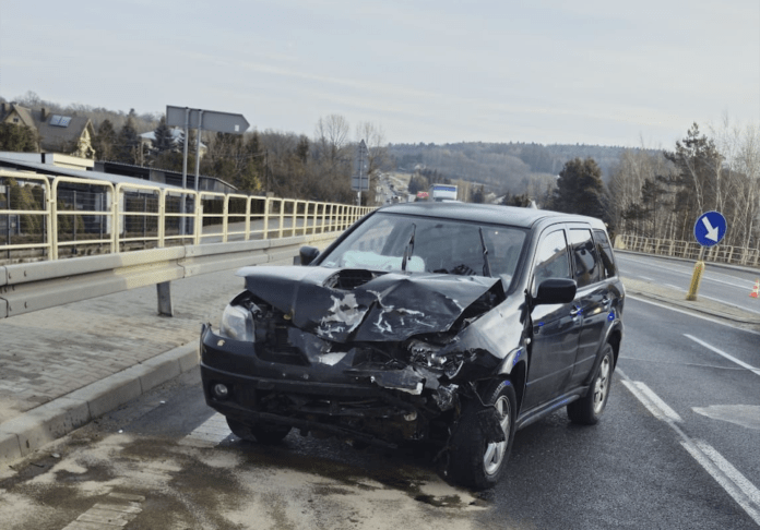 parkosz-kolizja-citroen-mitsubishi