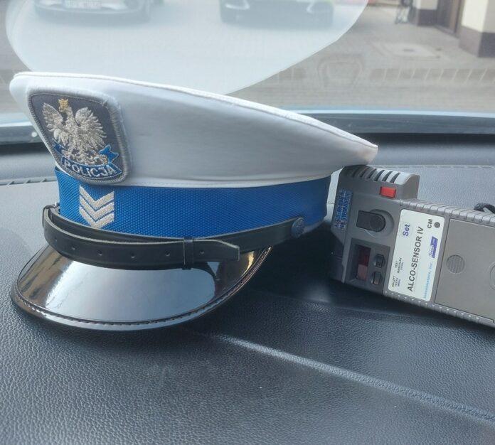 policja czapka alkomat