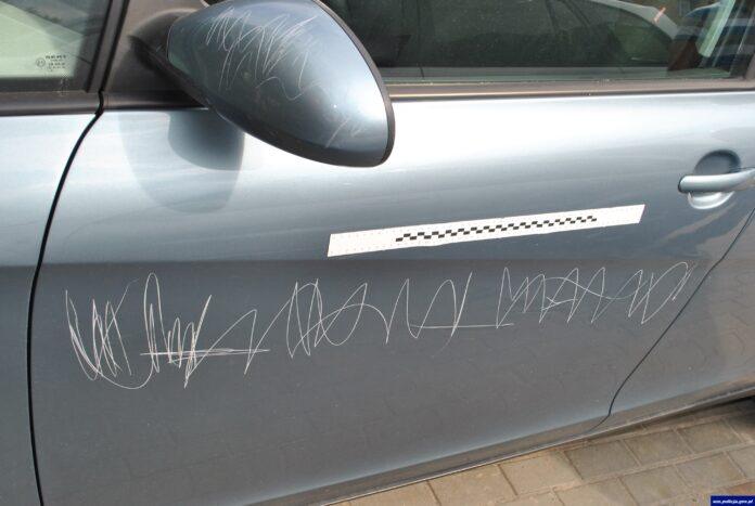 policja-porysowany-samochod