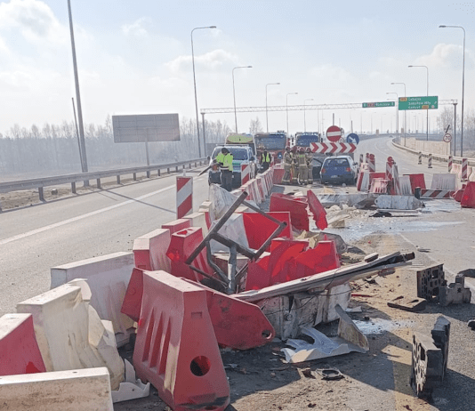 Groźnie wyglądający wypadek na S19. Osobówka taranowała bariery na długim dystansie sokolow-malopolski-udzerzenie-w-bariery-rozdzielajace
