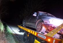 W rozbitym aucie znaleziono ciało mężczyzny z raną postrzałową głowy