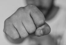 Trzech młodych mężczyzn pobiło 41-latka w mieszkaniu w Rzeszowie. Co im grozi?