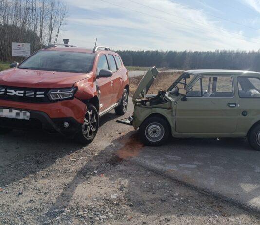 Zderzenie zabytkowego malucha z SUV-em. Trzy osoby trafiły do szpitala