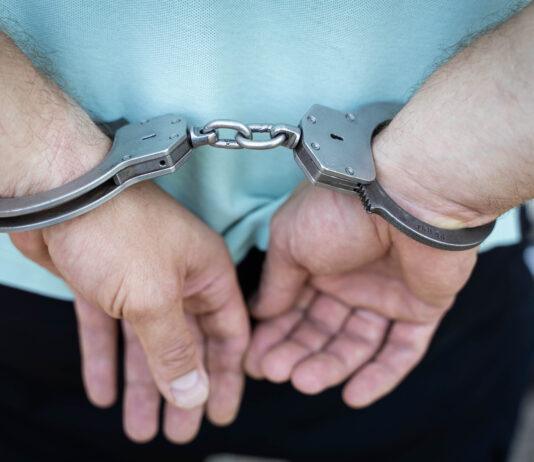 Obywatel Niemiec zatrzymany na granicy. Był poszukiwany za napaść na policjanta zatrzymanie-kajdanki-rece