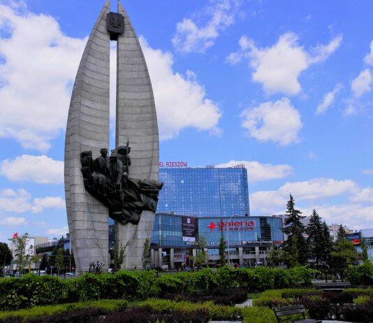 pomnik-czynu-rewolucyjnego