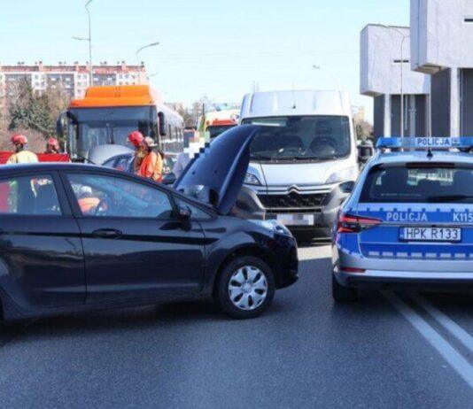 Dramat na moście Karpackim w Rzeszowie. Reanimacja nie pomogła, 84-letni kierowca nie żyje