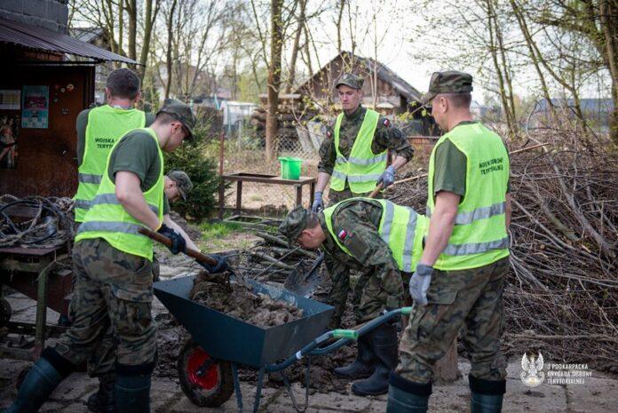 terytorialsi-pomagaja-w-pawlosiowie-po-ulewie-2