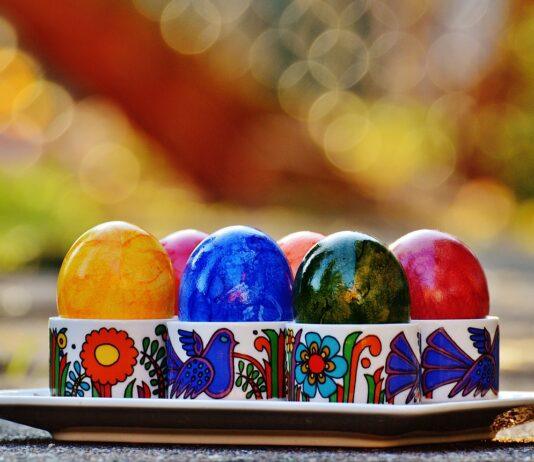 Sposób na naturalne farbowanie jajek. Pisanki wielkanocne można malować używając popularnych roślin