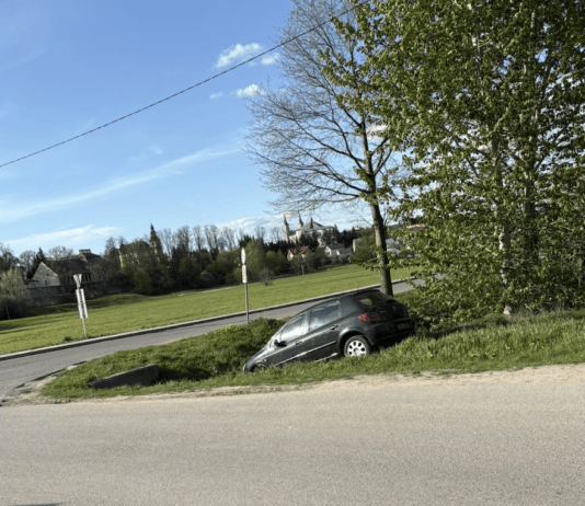 Święta świętami, ale czy musiał parkować w rowie? samochod-row-boguchwala
