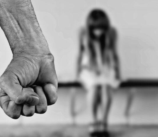 Koniec rodzinnego dramatu. Mężczyzna znęcał się nad żoną i 13-letnim synem