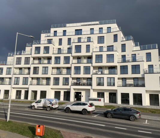 Roczne opóźnienie w przeniesieniu własności mieszkań. Mieszkańcy kontra Hegra Deweloper