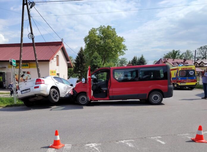 bzaianka-zderzenie-bus-osobowka