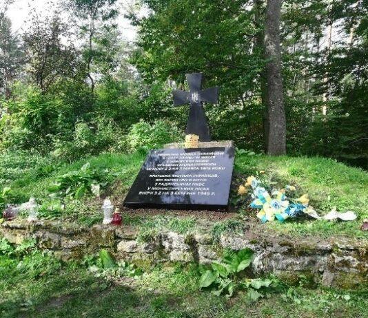 Na pomniku i mogile żołnierzy UPA w Monasterzu nie ma już nielegalnie naklejonych tablic