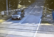 Wjechała na tory i wyłamała rogatki. Tłumaczyła się, że wiozła syna do szpitala