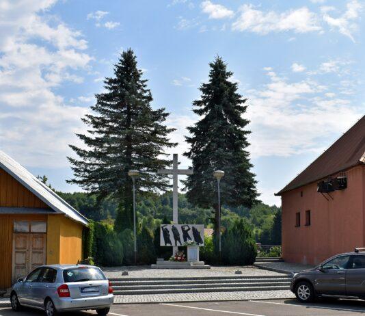 Dziś rocznica tragicznego pożaru kina na Podkarpaciu. Żywcem spłonęło 58 osób, w tym 38 dzieci wielopole-skrzynskie-pomnik