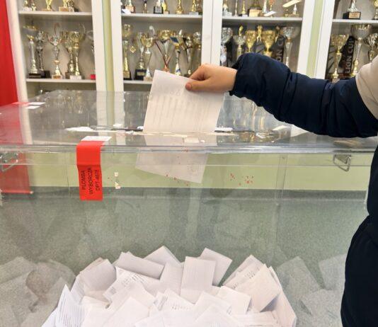 Podkarpacie poniżej średniej krajowej. W Sanoku członkini komisji z 3 promilami alkoholu urna-wybory-2025