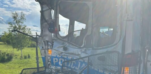 a4-zderzenie-samochod-ciezarowy-radiowoz-policji