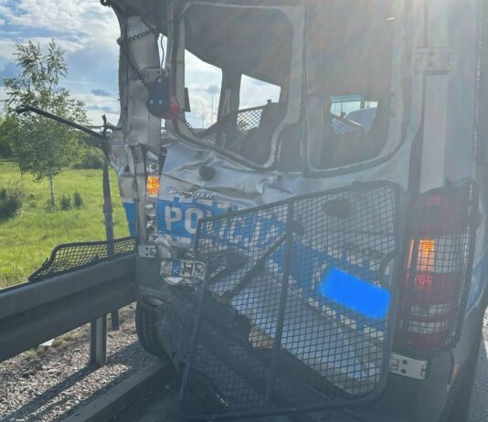 a4-zderzenie-samochod-ciezarowy-radiowoz-policji