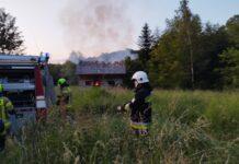 Kilka godzin walki z ogniem w trudnych warunkach. Nocny pożar w Hermanowej