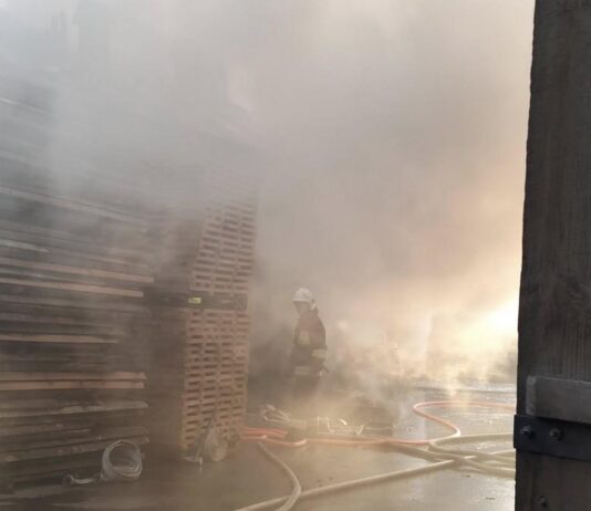 Pożar zakładu drzewnego w Bukowsku. Strażacy walczyli z żywiołem