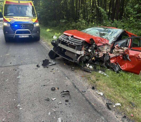 Groźny wypadek w Dymitrowie Dużym. Zderzenie czołowe samochodu osobowego z dostawczym