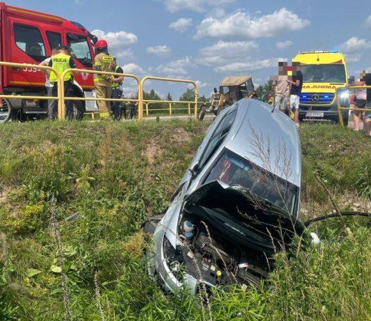 19-latek wyprzedzał na moście. Wtedy doszło do zderzenia z ciągnikiem