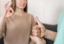 WiMBP w Rzeszowie otwiera się na osoby głuche. Placówka uruchamia usługę tłumacza języka migowego online