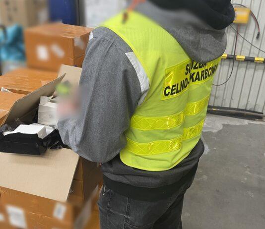 Nielegalne e-papierosy ukryte w przesyłkach. Gdyby trafiły do obiegu państwo straciłoby blisko 170 tys. zł