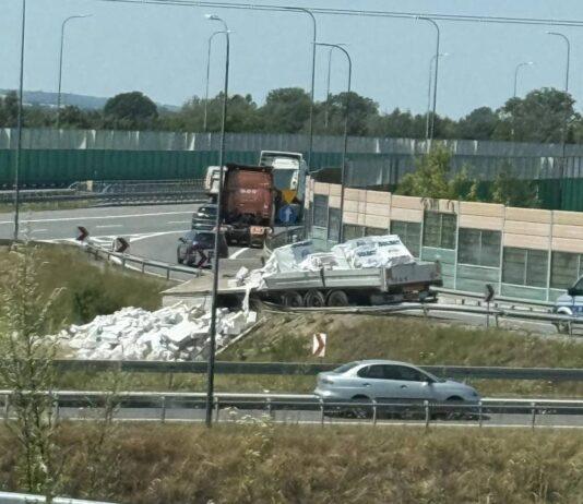 Naczepa z pustakami wypięła się z ciężarówki pod Rzeszowem. Towar runął w dół skarpy!