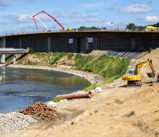 80 godzin lania betonu na estakadzie. Kolejna akcja betonowania w ciągu Wisłokostrady rzeszow-betonowanie-wislokostrada