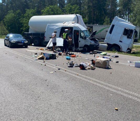 Groźnie wyglądający wypadek na mieleckiej obwodnicy. Bus zderzył się z cysterną