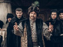 Serial „1670” niszczy skansen czy nakręca turystykę? Gorący spór o plan filmowy w Kolbuszowej
