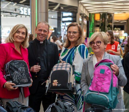 Finał akcji „Tornister pełen uśmiechu”. Ponad 1300 dzieci otrzymało szkolne wyprawki