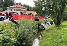 Nietrzeźwy kierowca wpadł dostawczakiem do potoku. Jeden z pasażerów nie żyje wypadek-potok