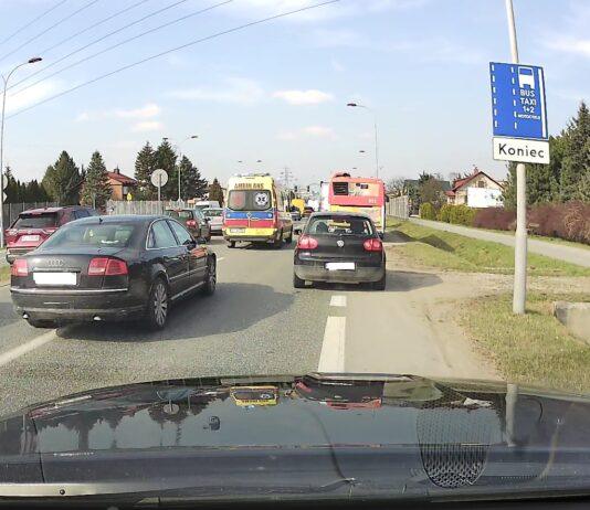 Audi A8 pojechało za karetką przez „korytarz życia” na ul. Sikorskiego w Rzeszowie. Policja nadal szuka sprawcy