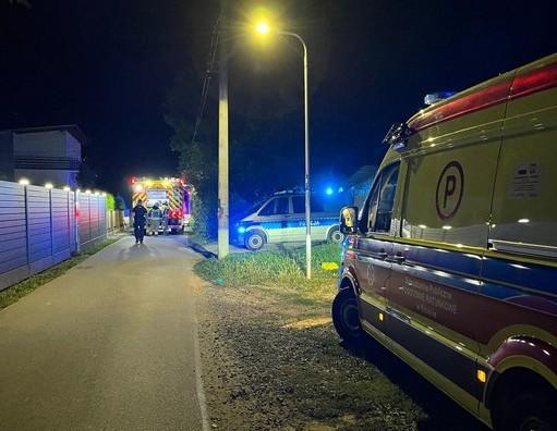 policjanci-uratowali-kobiete-z-zagrozonego-pozarem-budynku