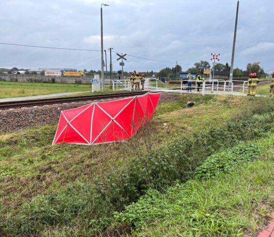 Wyjątkowa tragedia na torach. Pociąg potrącił dziadka i wnuczkę potracenie-przejscie-kolejowe