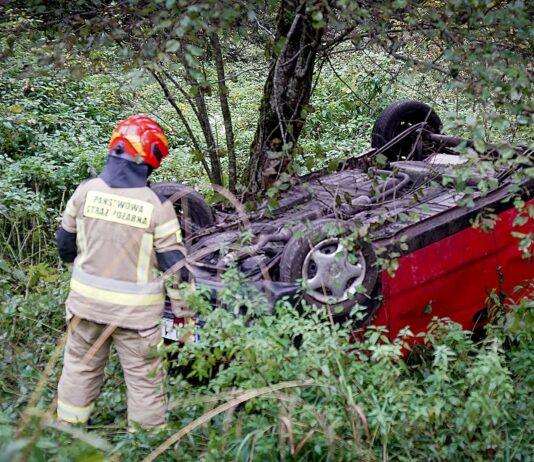 Auto dachowało po zderzeniu z autobusem. Groźny wypadek na DW896