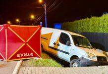 Śmiertelny wypadek. 57-latek uderzył dostawczym fiatem w przepust