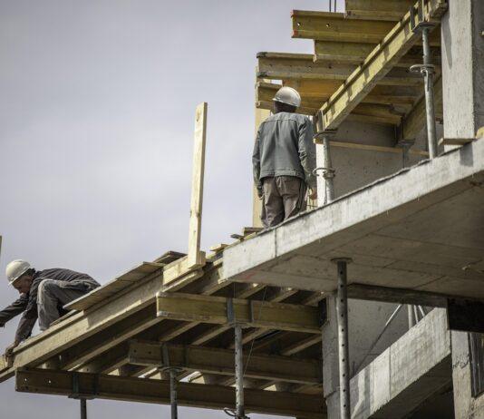 Podkarpacie „zieloną wyspą” na rynku pracy? Praca fizyczna w cenie, IT nadal w dół