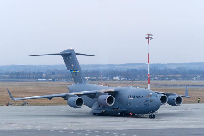 jasionka-amerykanie-02 amerykanski-samolot-transportowy-lotnisko-jasionka