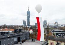 Balon z 20-metrową biało-czerwoną flagą wzniósł się już w rzeszowskie powietrze