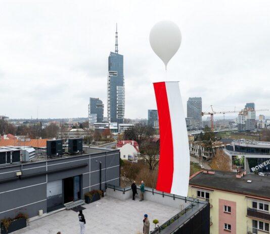 Balon z 20-metrową biało-czerwoną flagą wzniósł się już w rzeszowskie powietrze