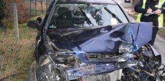 Ledwo dostał prawo jazdy, a już zaliczył spotkanie z drzewem. Mogło skończyć się tragedią