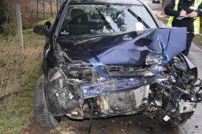 18-latek-stacil-panowanie-i-wjechal-w-drzewo-1 Ledwo dostał prawo jazdy, a już zaliczył spotkanie z drzewem. Mogło skończyć się tragedią