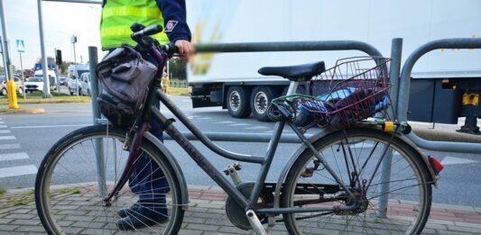 81-letni rowerzysta trafił do szpitala po wypadku z udziałem ciężarówki