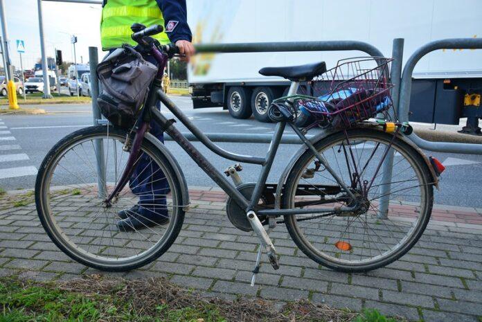 81-letni rowerzysta trafił do szpitala po wypadku z udziałem ciężarówki